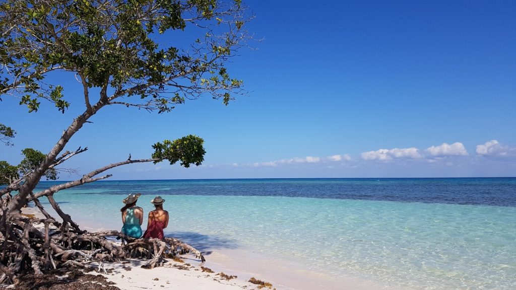 Mujeres mirando al mar en la playa de Cayo Jutias de viajes a Cuba