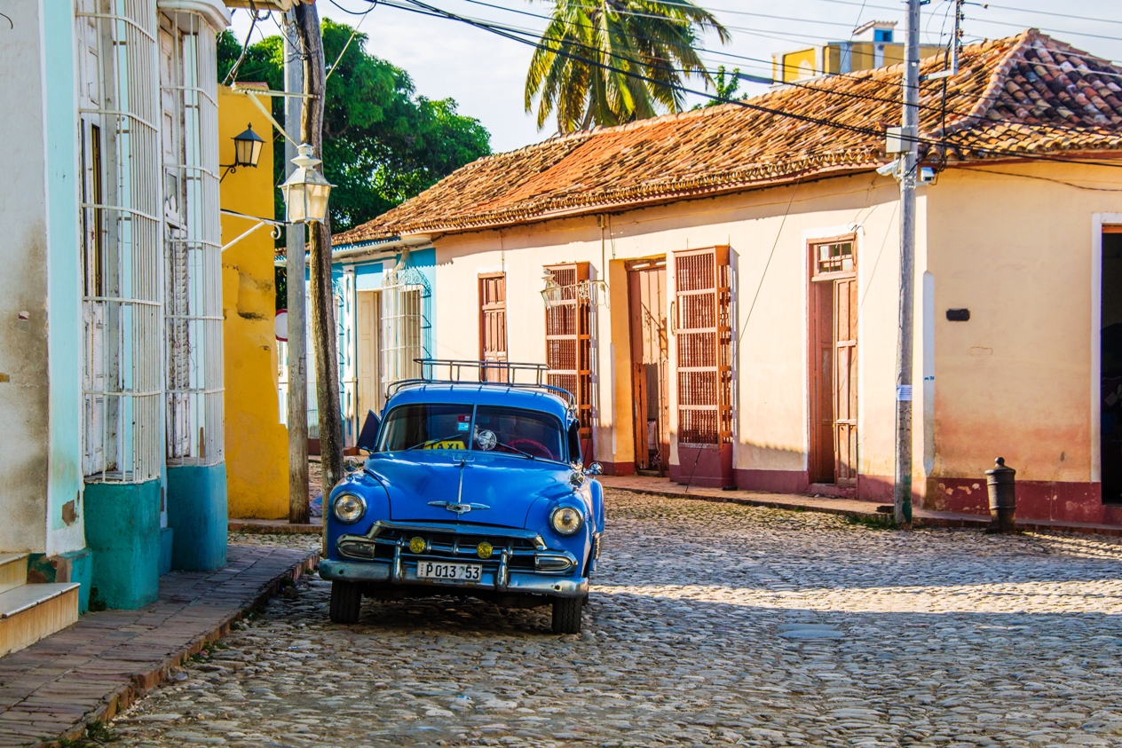 auto clasico en una calle de piedras en la ciudad de Trinidad Cuba