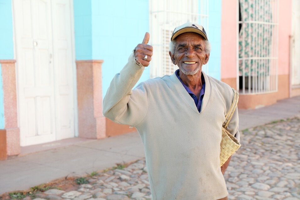Lugareño en la ciudad de Trinidad vestido con ropa de invierno en Cuba