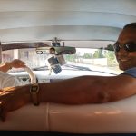 Viajando en un auto clasico