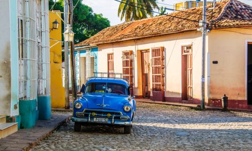 auto clasico en una calle de piedras en la ciudad de Trinidad Cuba