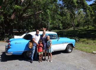 Familia viajeros en auto clasico en Soroa Cuba