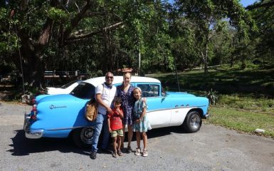Familia viajeros en auto clasico en Soroa Cuba
