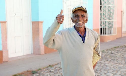 Lugareño en la ciudad de Trinidad vestido con ropa de invierno en Cuba