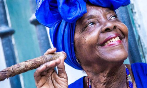 Mujer cubana con tabaco CubaNeo Travel Agencia de viajes a Cuba