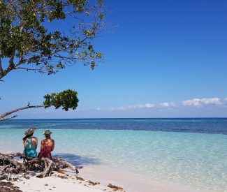 Mujeres mirando al mar en la playa de Cayo Jutias de viajes a Cuba Mujeres mirando al mar en la playa de Cayo Jutias de viajes a Cuba