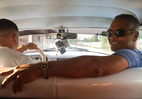 Viajando en un auto clasico