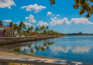 Vista de la bahía y el Malecon de Cienfuegos