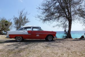 auto en la Costa de Playa Larga frente a la Cueva de los peces